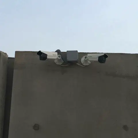 كاميرات محيط على سور مجمّع